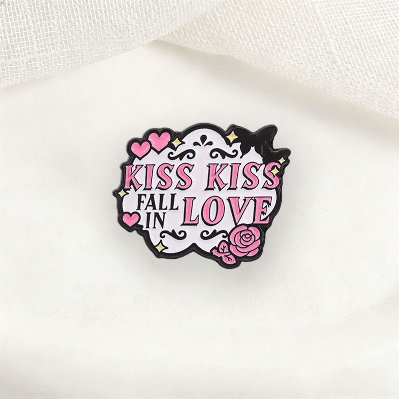 Spilla in metallo smaltato Kis - Embroidery Kiss recensione e prezzo
